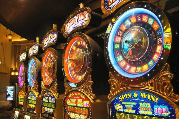 link udintogel mobile app interface showing live football betting and casino games